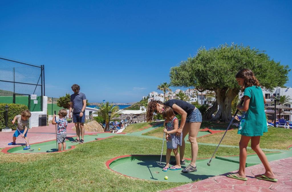 Actividad de minigolf en el Carema Club Resort