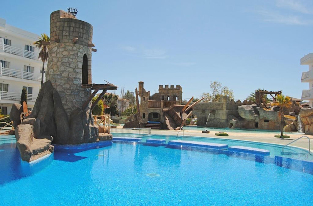 Piscina del Pirates Village Apartments