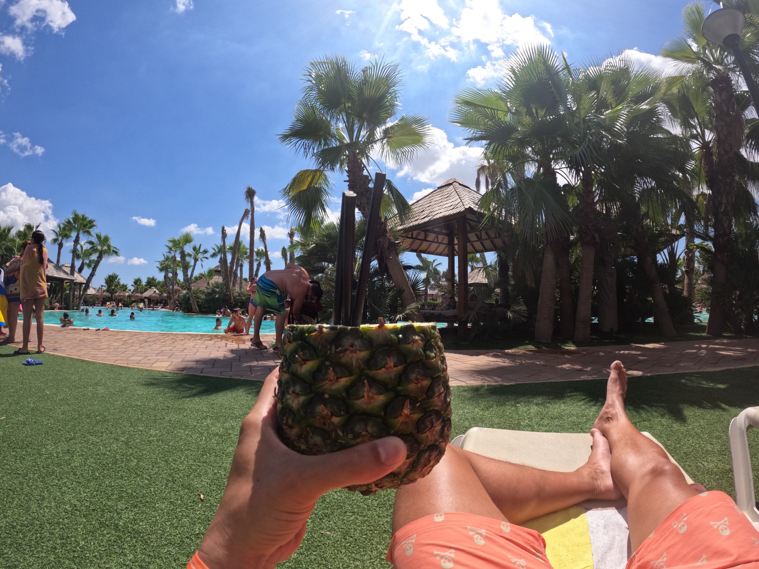 Hombre tomando una piña colada en el Alannia Costa Blanca 