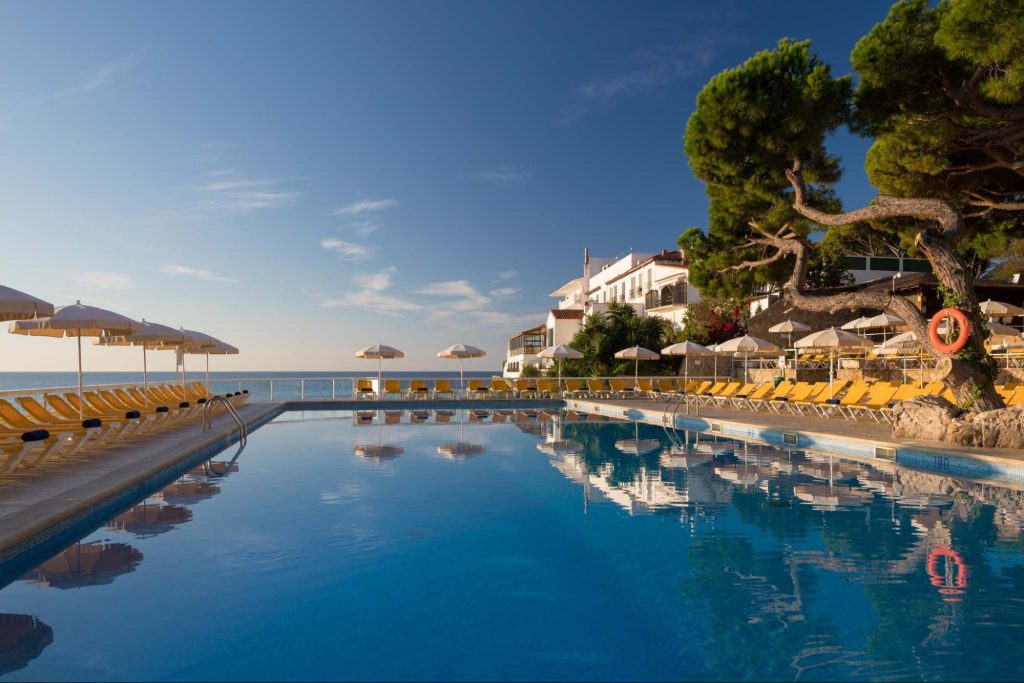 La piscina del Hotel htop Caleta Palace