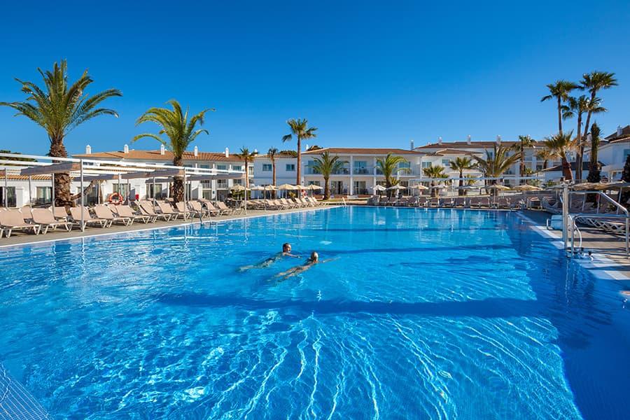 La amplia piscina del Hotel Riu Chiclana