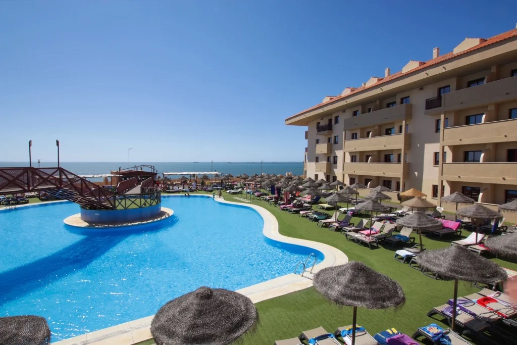 Panorámica del patio y la piscina del Ohtels Mazagón en Mazagón 