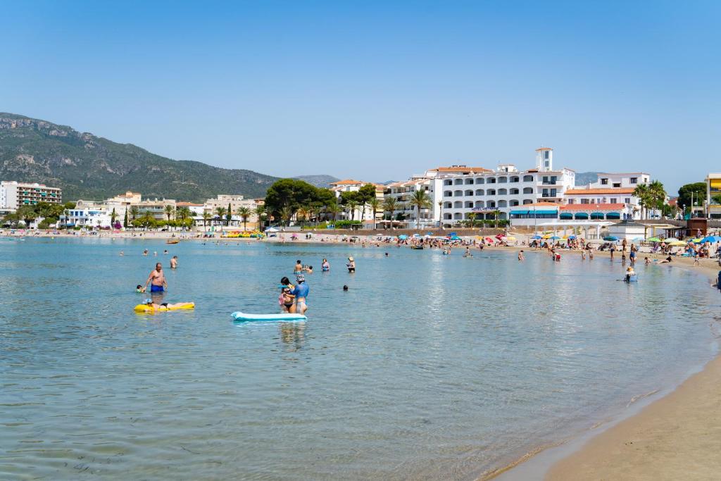 Una de las playas d'Hospitalet de l'Infant con el hotel medPlaya Vistamar de fondo 