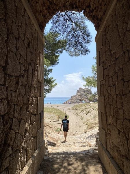 Entrada a la platja nudista del Torn 