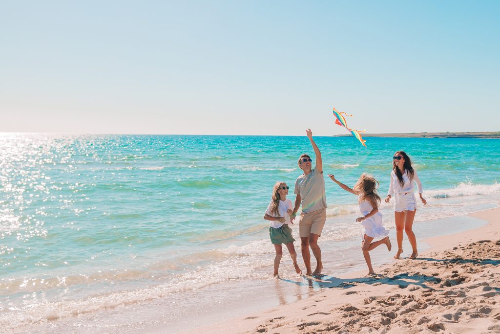 Familia jugando en la playa en verano 2024