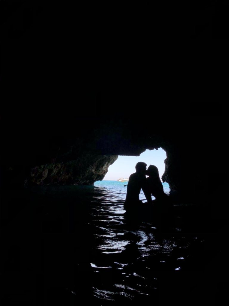 Foto romántica en la Cova del Llop Marí 