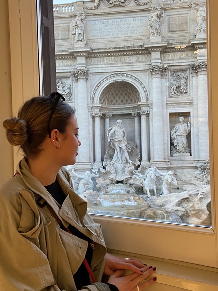 Nuestra compañera Mar, del equipo de Marketing, encontró un lugar privilegiado para admirar la Fontana Di Trevi 🤩