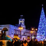 Árbol de Navidad y Real casa de correos en la Puerta del Sol de Madrid, España.